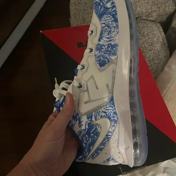 Nike LeBron XI Low Black and Pink Box - Picture 5 of 8